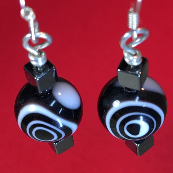 🔥FLASH SALE🔥.925 Sterling Black Swirl Earrings - Picture 5 of 5